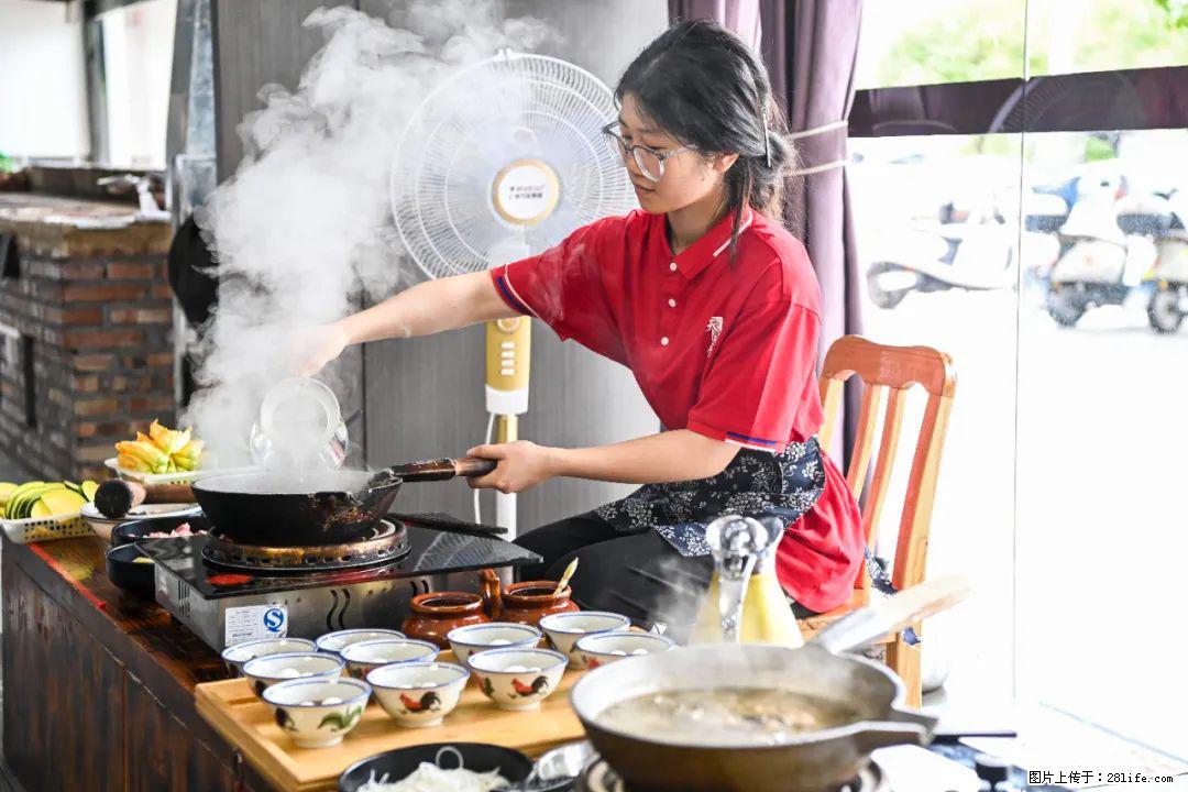全网追的“扁担女孩”,找了一份暑假工,时薪12元 - 安阳生活资讯 - 安阳28生活网 ay.28life.com